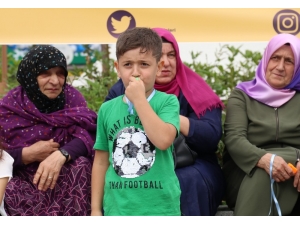 Çocuklarının Eskitemediği Ayakkabıları Meydana Bıraktılar