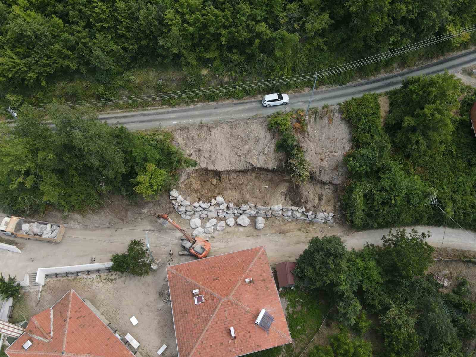 kastamonu-da-selde-zarar-goren-koy-yollari-kilometrelerce-uzaktan-tasinan-kaya-ve-taslarla-onariliyor