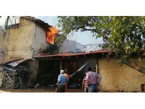 Değiştirilen Tüp Alev Aldı, Ev Ve Ahır Kül Oldu