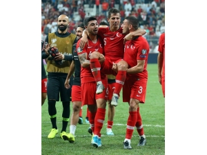 Emre Belözoğlu Omuzlarda