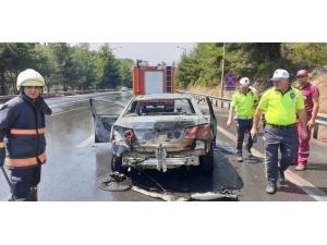 Seyir Halindeki Araç Tem Otoyolunda Alev Aldı