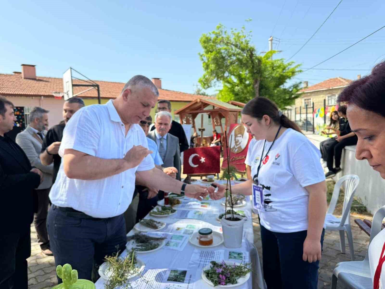 burhaniye-de-iki-okulun-ortak-bilim-fuari-acildi
