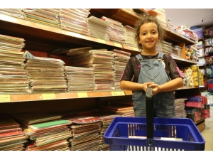 Veliler Ellerine Malzeme Listesini Alıp Kırtasiyenin Yolunu Tuttu