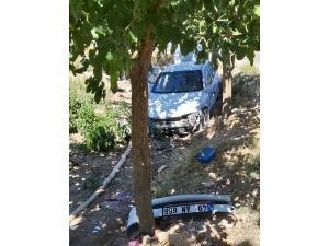 Otomobil Dereye Yuvarlandı: 2 Yaralı