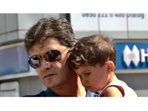 Otomobilde Mahsur Kalan 3 Yaşındaki Çocuk Cam Kırılarak Kurtarıldı