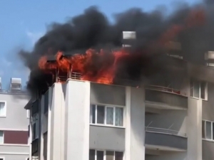 Çatı Katında Çıkan Yangını İtfaiye Ekipleri Söndürdü