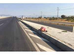 Yolda Sızıp Kalan Kadını Sağlık Ekipleri Uyandırdı