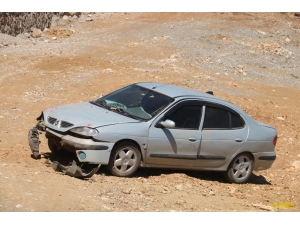 Otomobil Şarampole Yuvarlandı: 3 Yaralı