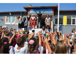 Ayvalık’ta Miniklere “Okuluna Hoş Geldin” Şenliği