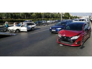 E5’te Makas Atarak Hız Yapan Gençler Zincirleme Kazaya Neden Oldu