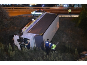 Tem’de Bariyerleri Aşan Kamyon Dereye Uçtu,