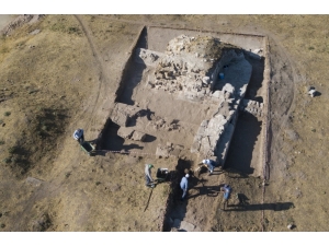 Ahlat’taki Kazılar Tarihe Işık Tutuyor