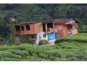 Rize’de Stat İnşaatı Bir Mahallenin Kaymasına Neden Oldu