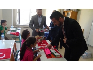 Milli Bilinci Aşılamak İçin Birinci Sınıf Öğrencilerine Bayrak