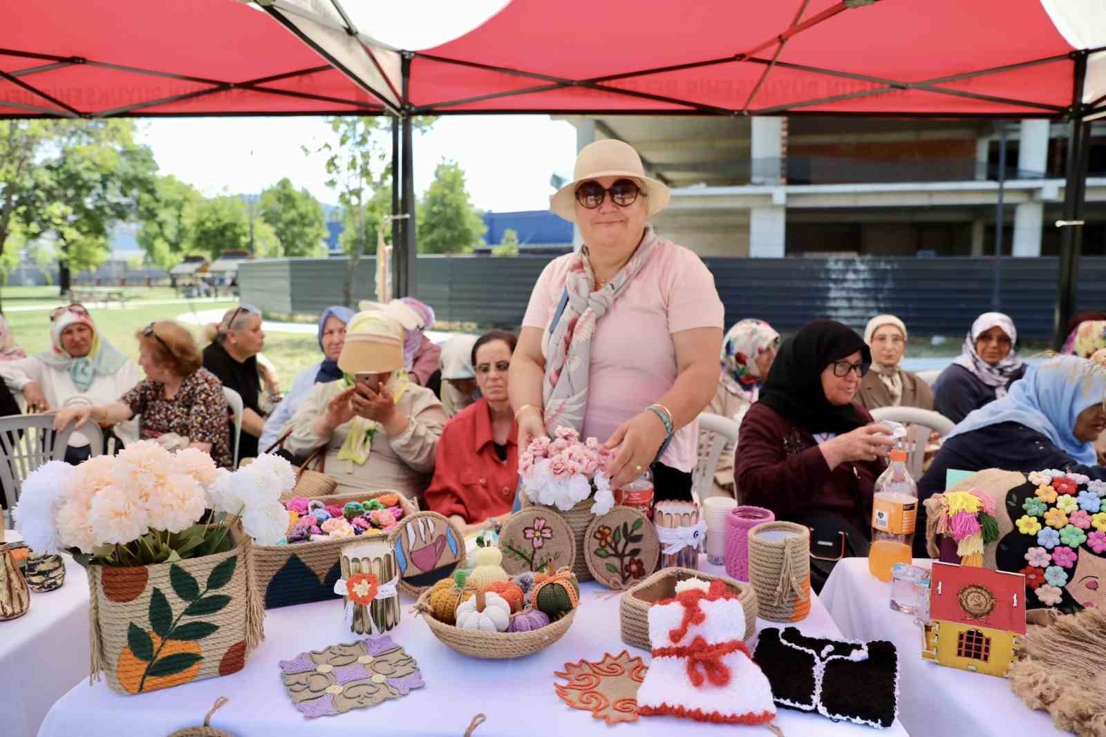 yaslilarin-el-emegi-eserleri-gorucuye-cikti