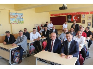 İlçe Milli Eğitim Müdürü Sınıf Başkanı Oldu, Tahtaya Konuşanları Yazdı