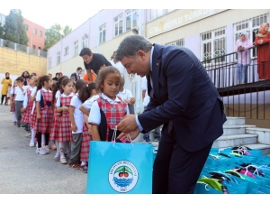 Makam Aracını Sattı, 12 Bin Öğrencinin Yüzünü Güldürdü