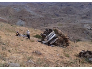 Hakkari’de Ot Yüklü Kamyonet Devrildi: 1 Yaralı