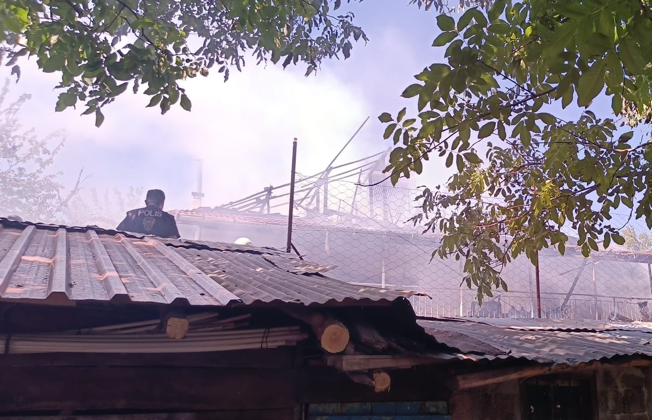 malatya-da-mustakil-ev-yanginda-kullanilamaz-hale-geldi