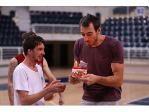 Dev Adamlardan Arkadaşlarına Doğum Günü Sürprizi