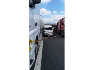 Minibüs, Tıra Arkadan Çarptı: 1 Ölü, 1 Yaralı