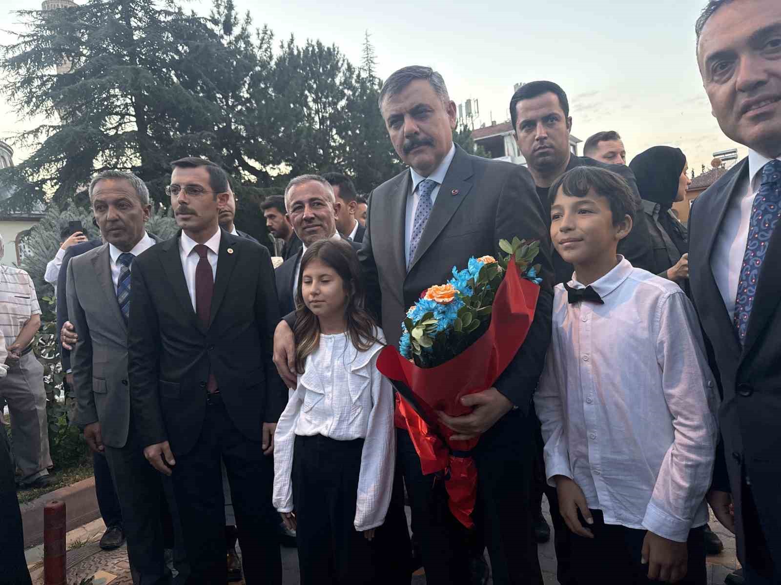icisleri-bakani-ciftci-28-yil-once-gorev-yaptigi-ilceyi-ziyaret-etti