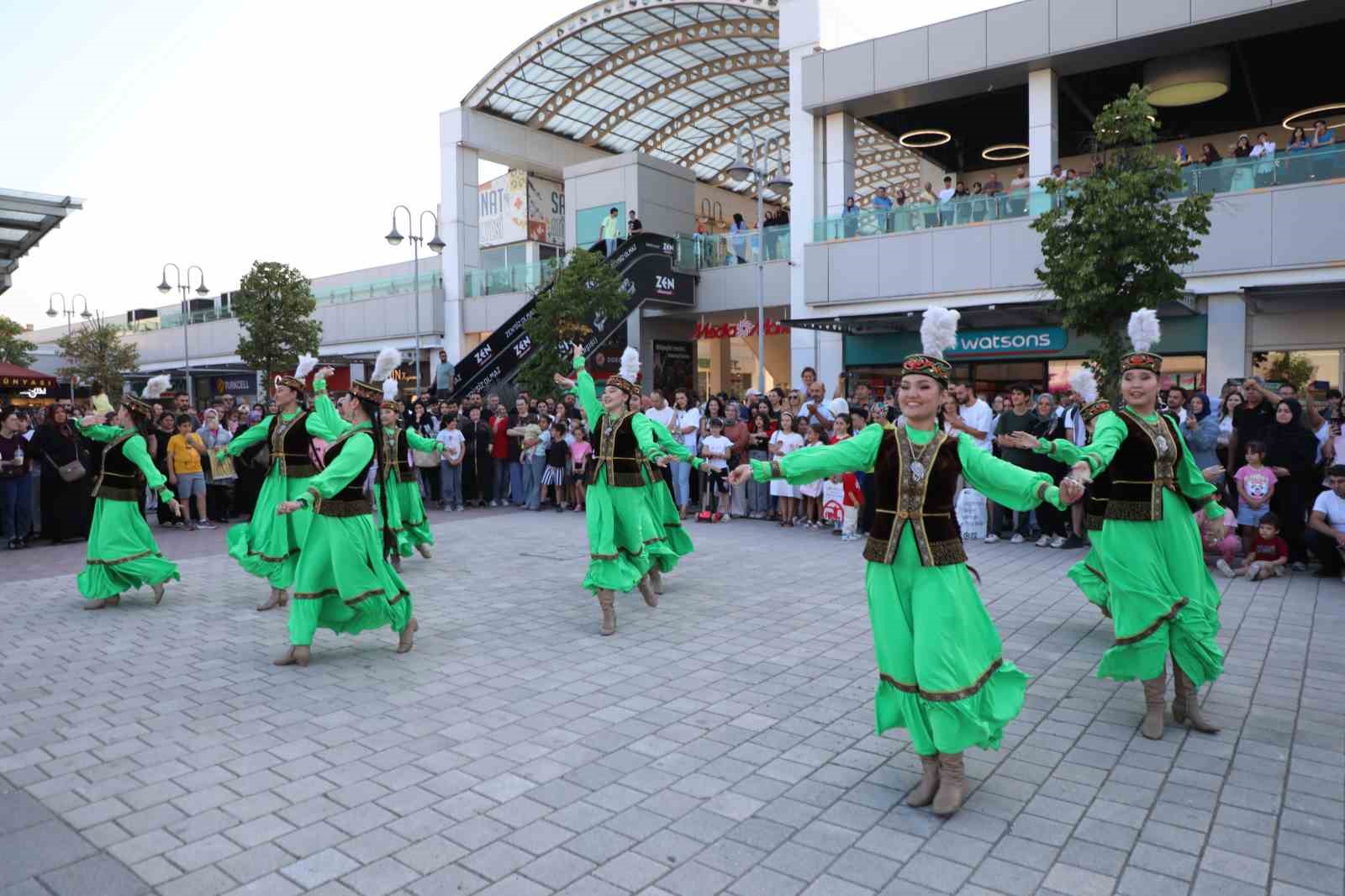 festival-coskusu-inegol-un-dort-bir-yanini-sardi