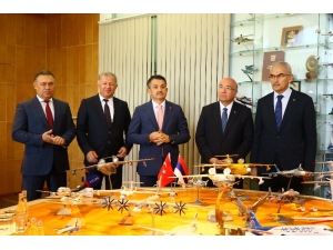 Bakan Pakdemirli, Moskova’da Yangın Uçağını Bizzat Denedi
