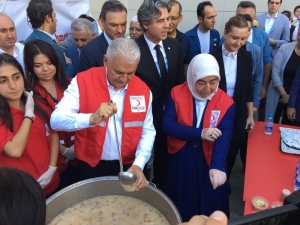 Binali Yıldırım Vatandaşlara Aşure Dağıttı