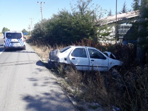 Otomobil Bariyerlere Çarptı; 4 Yaralı