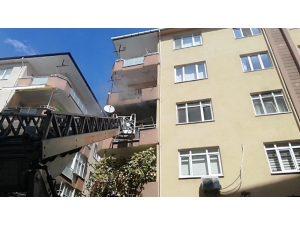 5 Katlı Binada Çıkan Yangın Paniğe Neden Oldu
