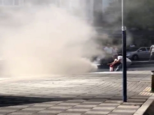 Patlamaların Yaşandığı Aracı Yangın Tüpüyle Söndürmeye Çalıştı