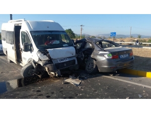 Kırkağaç’ta İşçi Midibüsü Otomobil İle Çarpıştı: 6 Yaralı