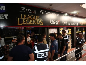 Kocaeli’de Okul Önü Ve Çevresinde Yapılan Uygulamada Aranan 9 Kişi Yakalandı