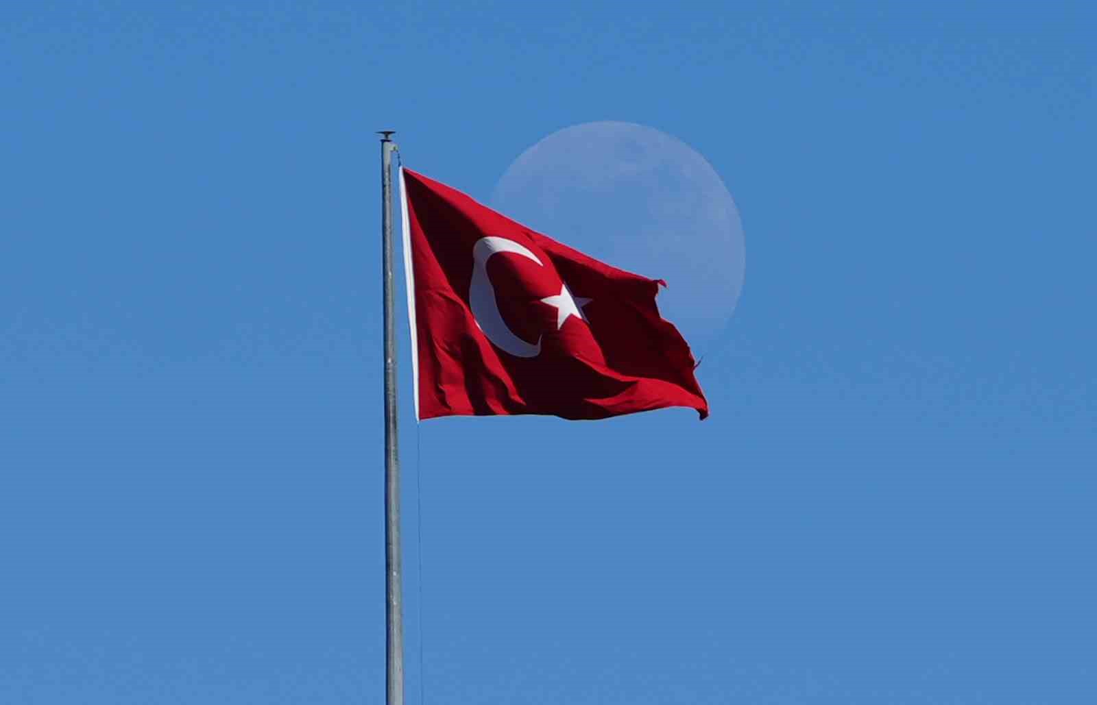 mavi-gokyuzunde-turk-bayragi-ve-ay-manzarasi