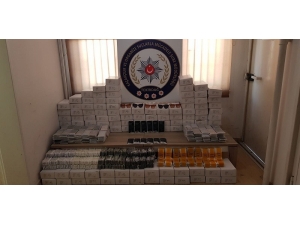 Polis Kapanla Durdurdu, İçinden Kaçak Eşya Fışkırdı