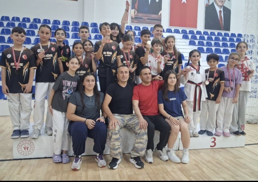 tasbacaspor-minikler-taekwondo-il-secmelerinde-takim-halinde-sampiyon-oldu
