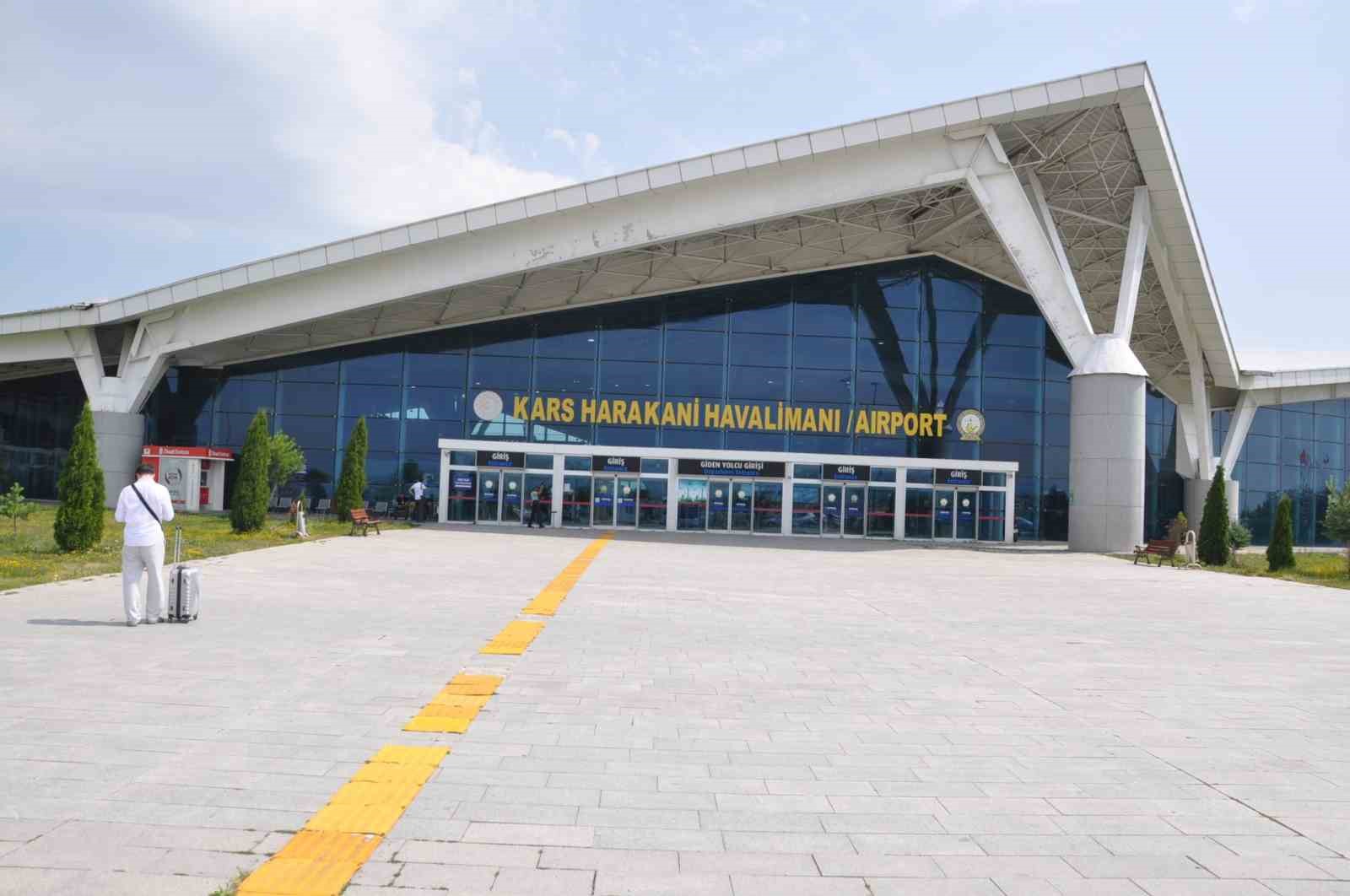 kars-harakani-havalimani-nda-yolcu-trafigi-artiyor-ilk-6-ayda-307-bin-797-yolcuya-hizmet-verildi