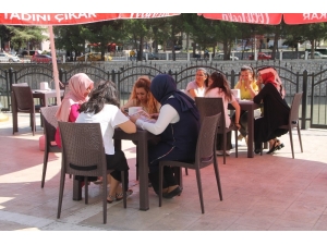 Bu Kıraathaneye Sadece Kadınlar Girebiliyor