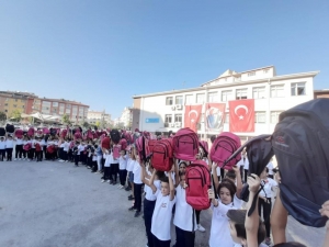 Hayırsever Veli 290 Öğrenciye Çanta Hediye Etti