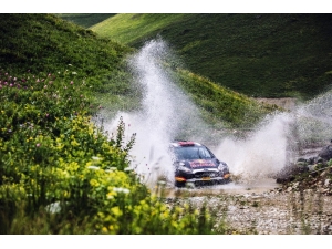 Dünyanın En Tehlikeli Yollarından Biri Olan D915’teki Meydan Okuma Nefes Kesti