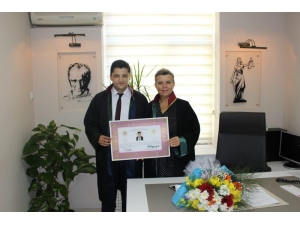 Genç Avukat Ruhsatnamesini Baro Başkanı Aynur’un Elinden Aldı