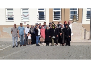 Tedaviden Dönen Öğretmenlerini Konfeti Patlatarak Karşıladılar