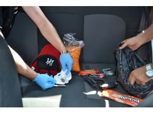 Şapkadan Esrar, Peçete Poşetinden Metamfetamin Çıktı