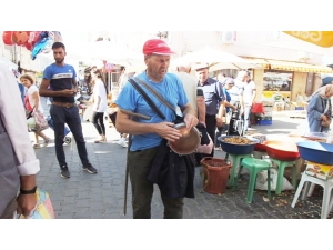 Görme Engelli Aşık Mustafa, Şehir Şehir Dolaşıp Darbukasıyla 31 Yıldır Ekmeğinin Peşinde Dolaşıyor