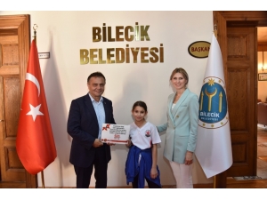 Başkan Şahin Kuşak Güreşi Sporcularını Ağırlayarak Ödüllendirdi