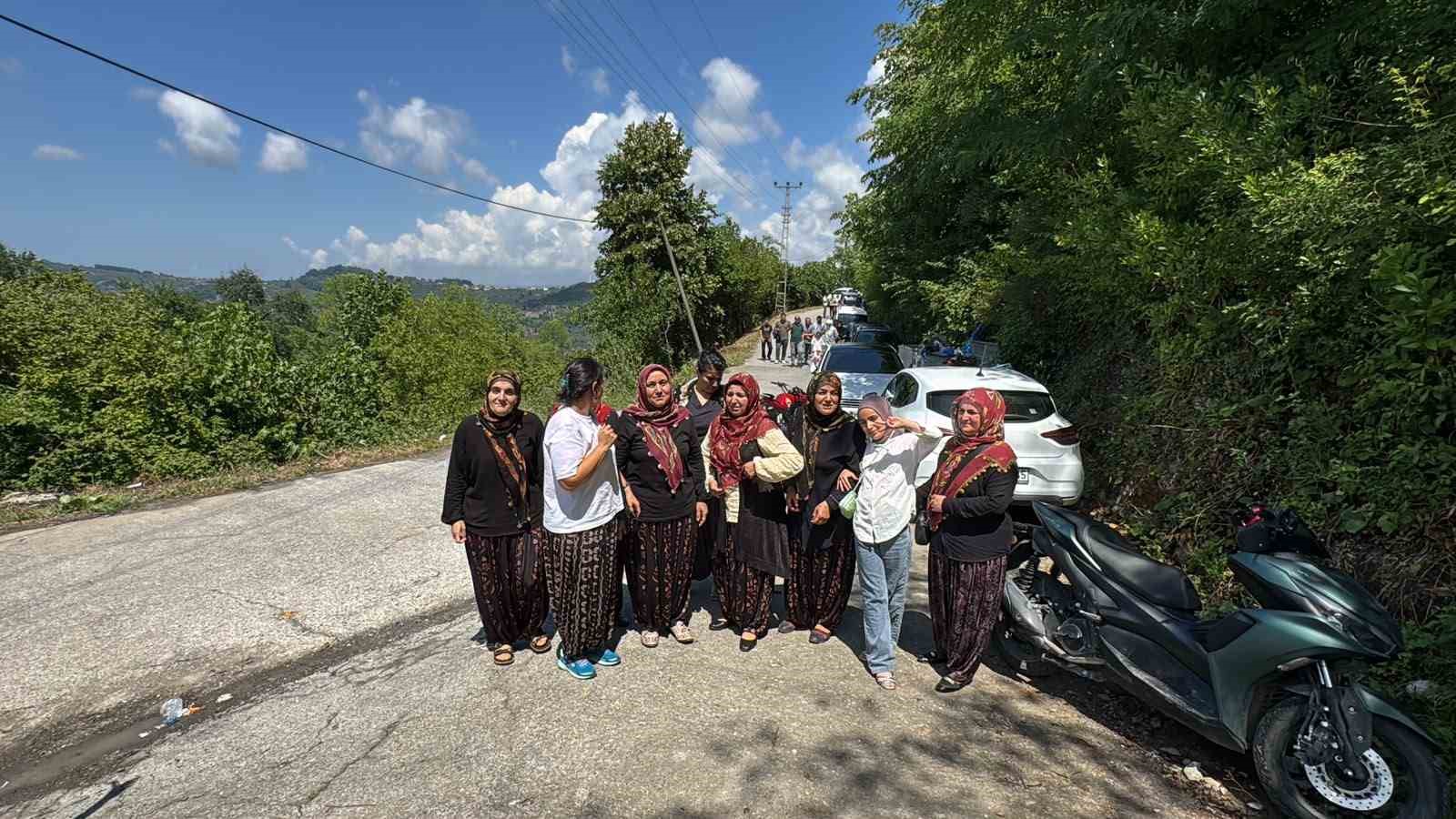 alapli-da-asirlik-dugun-gelenegi-kadinlar-davul-zurna-esliginde-karsilaniyor