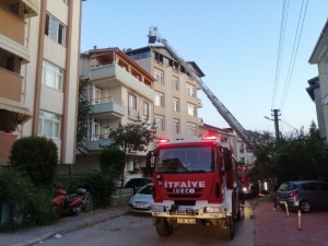 İzolasyon Çalışması Yapılan Binanın Çatısında Çıkan Yangın Korkuttu
