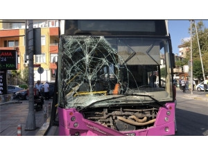 Avcılar’da İett Otobüsü Park Halindeki 4 Araca Çarptı: 7 Yaralı