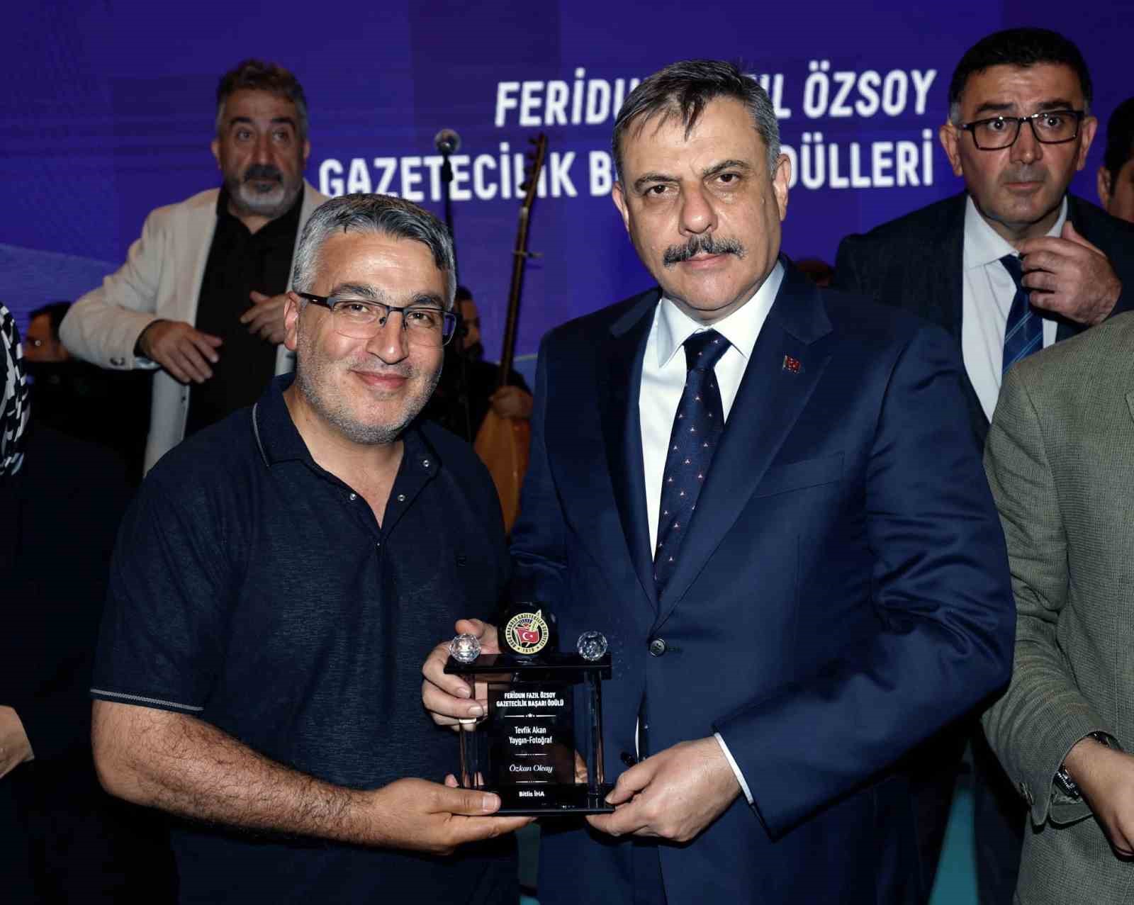 feridun-fazil-ozsoy-basarili-gazeteciler-odul-toreni-nde-ya-odul